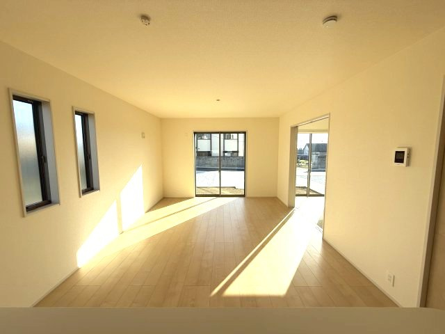 リーブルガーデンS前橋市樋越町第４　1号棟の居間・リビング|カウンターキッチンなのでお料理をしながら会話もできます。
夕食の支度をしながら、お子様の様子も見られて自然と会話も増えますよ♪