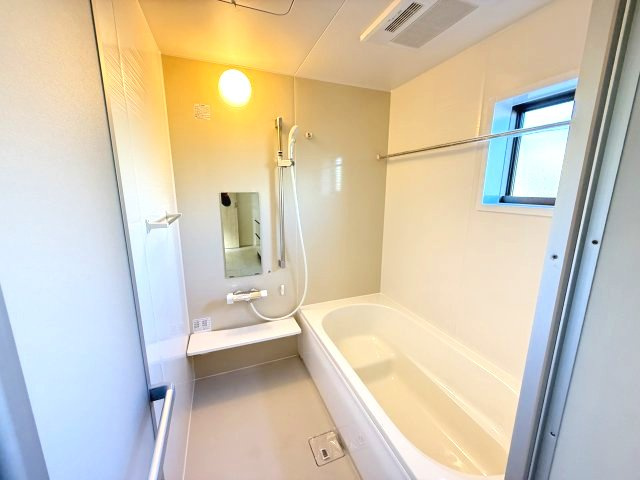 リーブルガーデンS前橋市樋越町第４　1号棟の浴室|１坪タイプのフルオートバスです！
足を延ばして入れる広さなので一日の疲れも癒されますよ♪
室内物干しや浴室乾燥機もあるのでお天気の悪い日にはランドリースペースとしてもご利用できます！