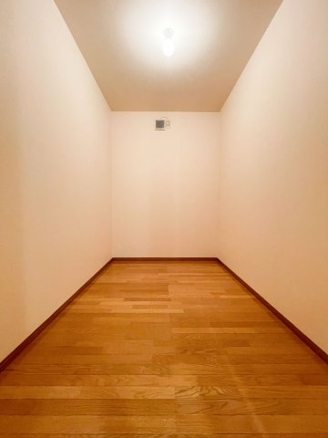 テラスけやきの収納|2階にはファミリークローゼットがあります・換気可能・好みの棚を設置できます
