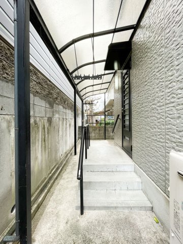 テラスけやきの設備|キッチン勝手口の写真・屋根付きで洗濯物も干せます