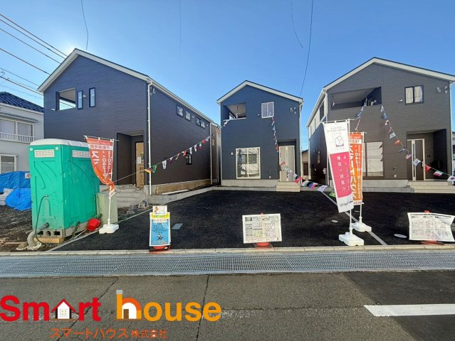 八王子市泉町　新築全4棟の外観|外壁が周囲の街並みと青空に生えるお洒落な仕上がり！周囲には高い建物のないエリア。青い空が大きく感じますね。
