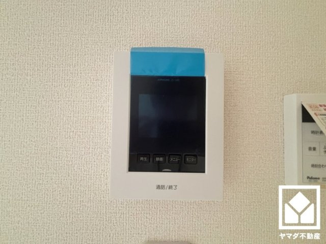尼崎市食満3期の防犯設備|突然の来訪時にも防犯面で心強いモニター付きインターホンを設置。お留守番中のお子様も、室内からスムーズに相手の確認ができます。