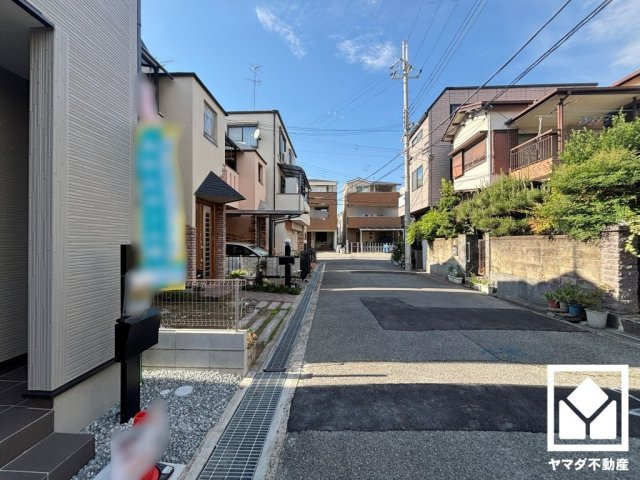 尼崎市食満3期の前面道路含む現地写真|前面道路幅員約5.7mとゆったりとした広さがあるのでファミリーカー等の車の出入りも楽にできます。