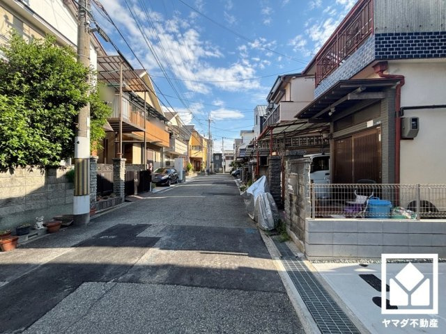 尼崎市食満3期の前面道路含む現地写真|3段階中最も高いレベルの耐震等級3を取得。災害復興拠点に求められる水準の耐震性を備えた住宅です。