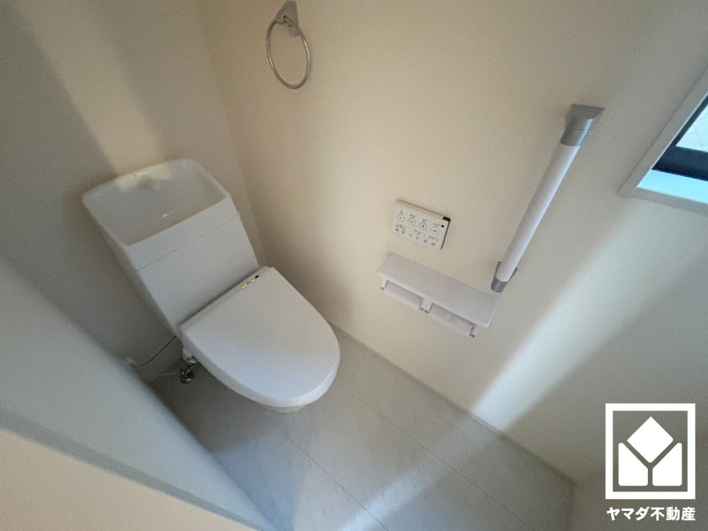 尼崎市食満3期のトイレ|トイレが1階と2階にあるので、朝の忙しい時間帯も混雑を避けられます。温水洗浄便座付きで、季節を問わずいつでも温かい便座をお使いいただけます。