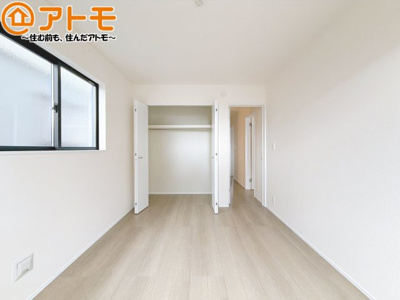 【寝室】 | 藤枝市音羽町6丁目　新築戸建　B号棟 | 収納スペースもしっかり確保したお部屋は、収納家具の数も減らせるのでお部屋を広く使えます！