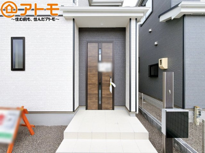 【玄関】 | 藤枝市音羽町6丁目　新築戸建　B号棟 | 落ち着いた色合いの玄関はダブルロックで防犯性に優れた仕様になっています♪