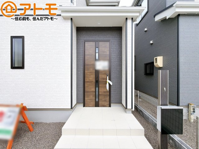 【玄関】 | 藤枝市音羽町6丁目　新築戸建　B号棟 | 落ち着いた色合いの玄関はダブルロックで防犯性に優れた仕様になっています♪