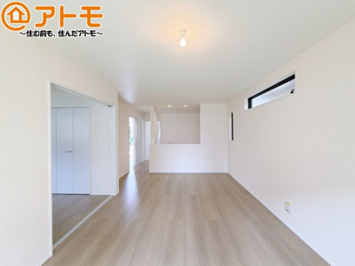 【居間・リビング】 | 藤枝市音羽町6丁目　新築戸建　B号棟 | 家族団らんのイメージは、リビングを思い浮かべませんか？リビングこそ広々としたお部屋が良いですね♪