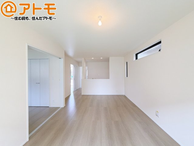 【居間・リビング】 | 藤枝市音羽町6丁目　新築戸建　B号棟 | 家族団らんのイメージは、リビングを思い浮かべませんか？リビングこそ広々としたお部屋が良いですね♪