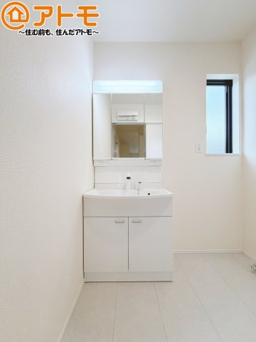 【独立洗面台】 | 藤枝市音羽町6丁目　新築戸建　B号棟 | シャワータイプの洗面台は、洗濯物の土汚れなどの予洗いもしやすいため、お子様のいるご家庭でも大活躍！