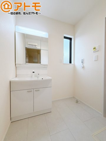 【独立洗面台】 | 藤枝市音羽町6丁目　新築戸建　B号棟 | 三面鏡の中は収納になっているため、スッキリとした洗面台を保つことができます♪