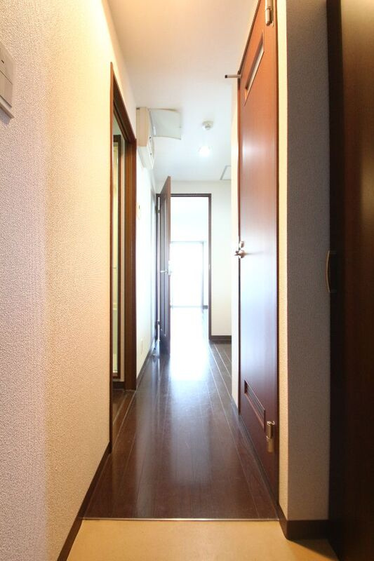 玄関から見た内装