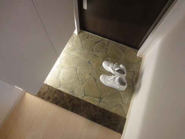 プレジール宝塚の玄関