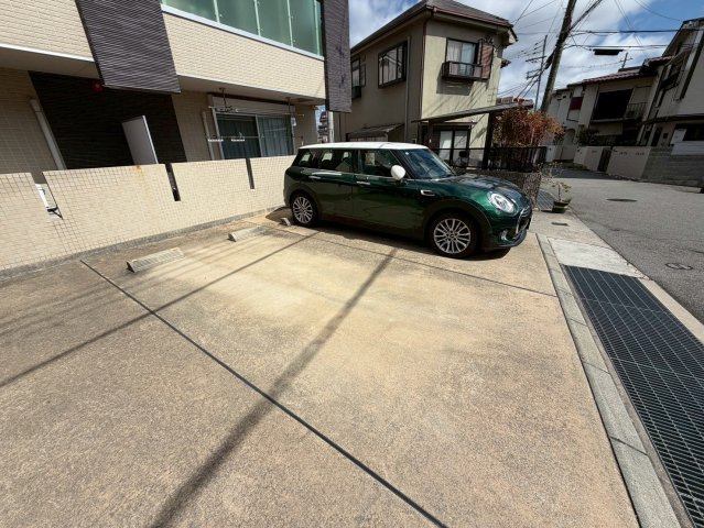 プレジール宝塚の駐車場