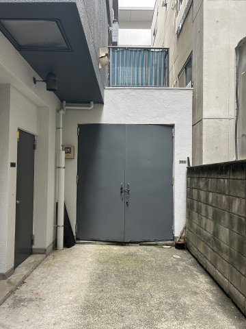 新井ビルのエントランス