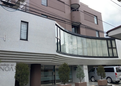 【外観】 | メゾン・ド・ノア　天神町 | 外観はマンション管理がされているかの目安になります。築年数が古いと、壁面は劣化してひび割れが生じることも！建物が古びていても細かいところが修繕されていると、きちんと管理されているなぁと感じるでしょう。