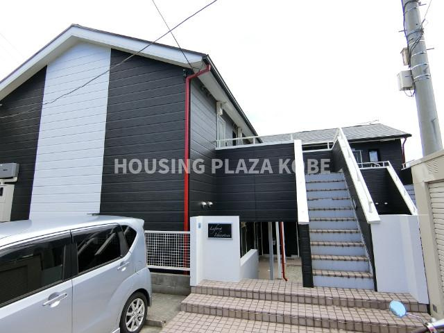 ラフォーレ一の谷のエントランス|外観はモダンにリニューアルしてます。