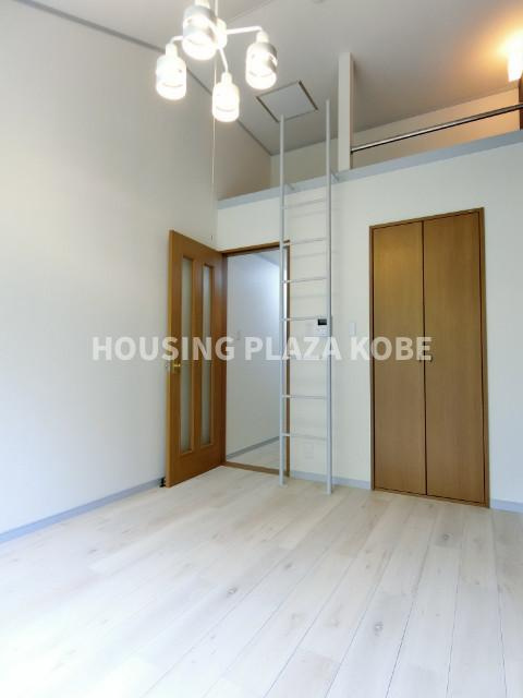 ラフォーレ一の谷の居間・リビング|ロフトつきのお部屋で縦の空間に開放感があります。