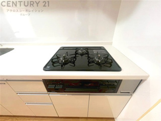 多数の調理器具を同時に使用でき、料理の効率化が可能。省エネで節約になり、様々な料理スタイルに適応できます。また、火力調整が独立しており、手入れや掃除もしやすく、今よりもっとお料理が楽しくなるかも。