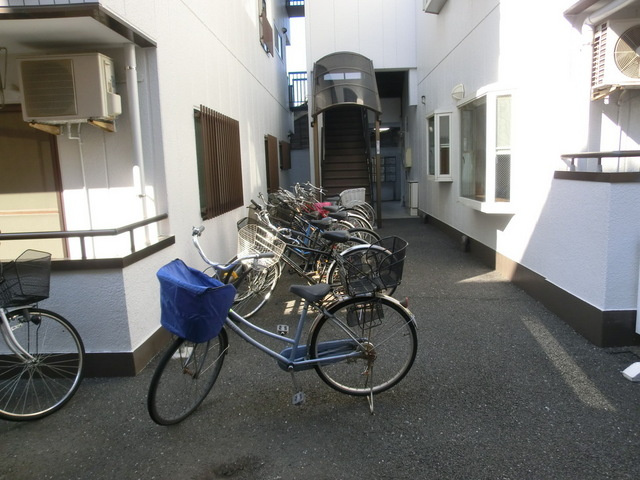 メゾン東小岩Ⅱのその他共用部分|自転車置けます。