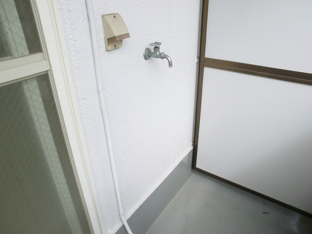 メゾン東小岩Ⅱのバルコニー|バルコニーに洗濯機置き場付いてます。