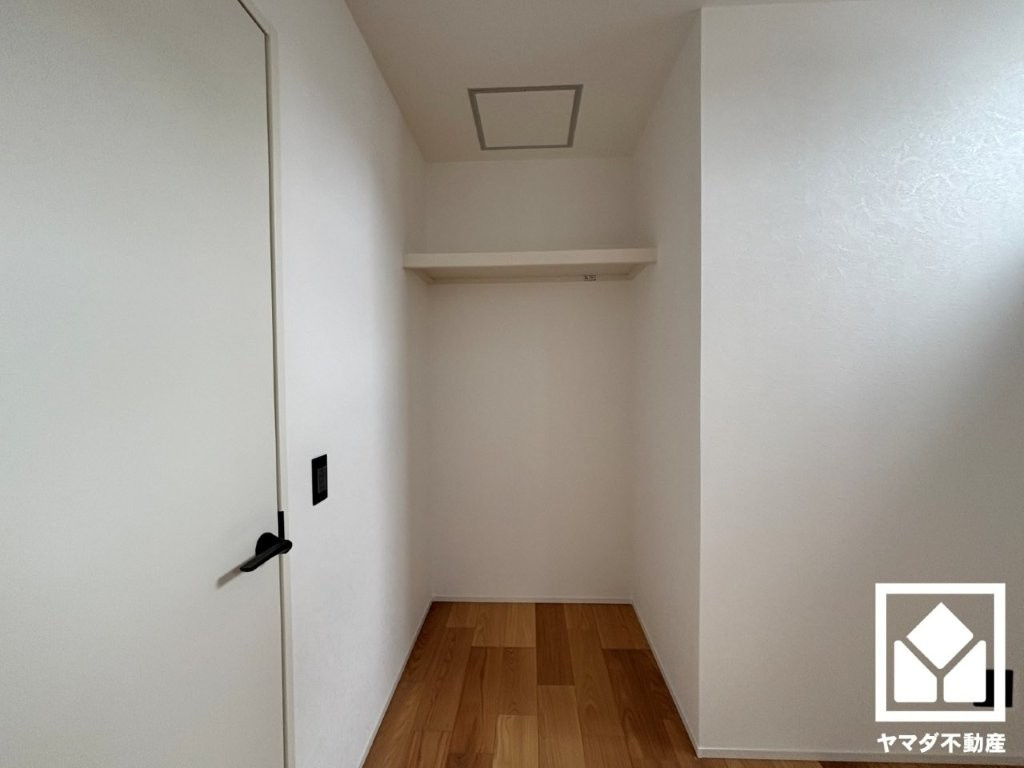 西宮市上田中町の収納|オープンクローゼットでおしゃれな「見せる」収納も可能です。扉がないため物の出し入れがしやすく、通気性が良いのもメリット。