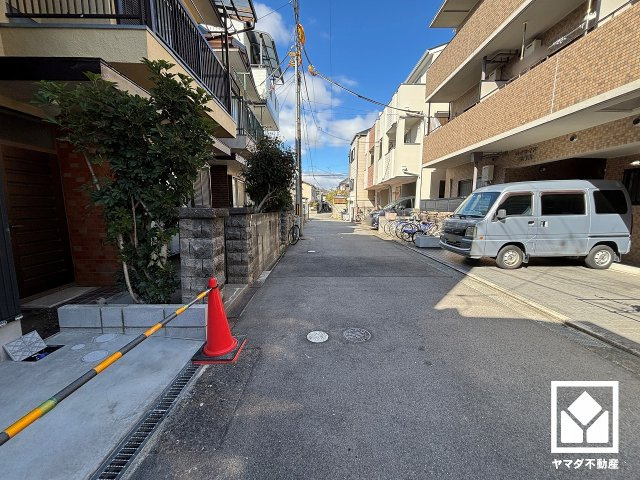 西宮市上田中町の前面道路含む現地写真|インナーガレージを1台分完備。重い荷物や雨の日の移動もスムーズで、快適なカーライフを実現。