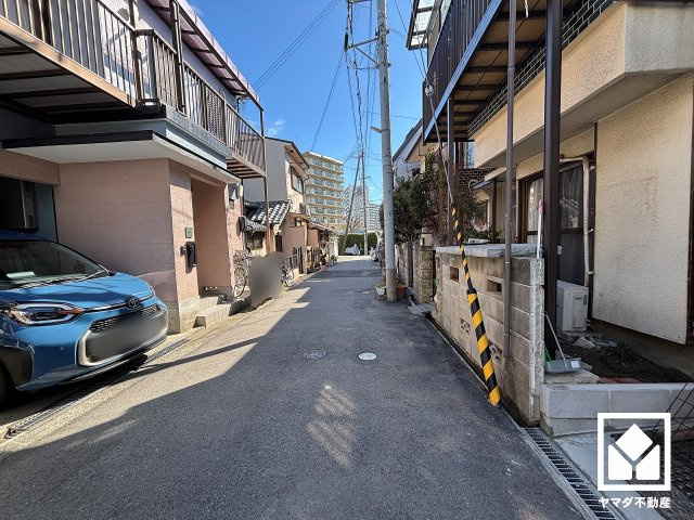 西宮市上田中町の前面道路含む現地写真|ガレージにも外部物入がございます。ベビーカーやアウトドア用品などもすっきり収まり、いつでも整った空間に。ご成約でヤマダポイントプレゼント中です。お問合せお待ちしております。