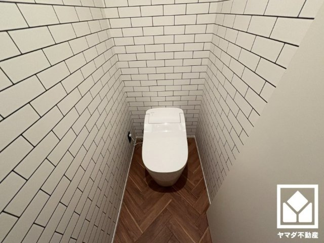 西宮市上田中町のトイレ|遊び心のあるタイルデザインのクロスが魅力的なトイレ空間。お手入れがしやすく節水効果も高いタンクレストイレです。機能性とセンスが融合した、居心地の良いプライベートスペースです。