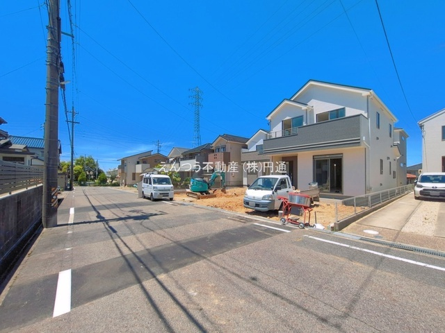 ハートフルタウン東長根町の前面道路含む現地写真