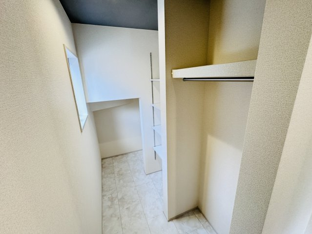 三郷市鷹野４丁目新築戸建【鷹野小学校：9分】の収納|玄関ホール前・収納スペース