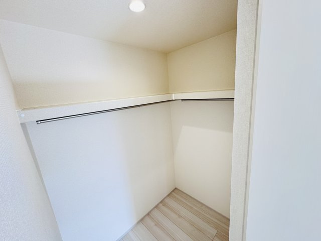 三郷市鷹野４丁目新築戸建【鷹野小学校：9分】の収納|7.5帖寝室・ウォークインクローゼット