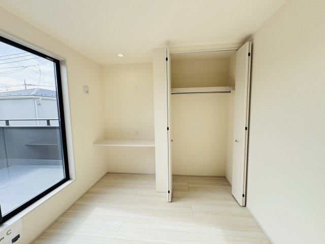 三郷市鷹野４丁目新築戸建【鷹野小学校：9分】の収納|6帖洋室収納・カウンタースペース