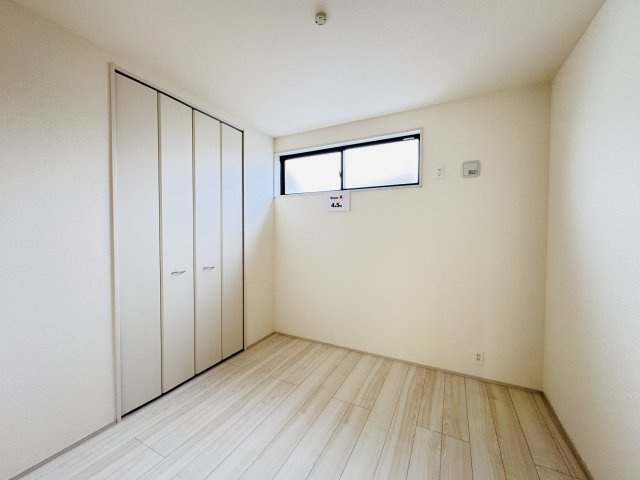 三郷市鷹野４丁目新築戸建【鷹野小学校：9分】の洋室|4.5帖洋室