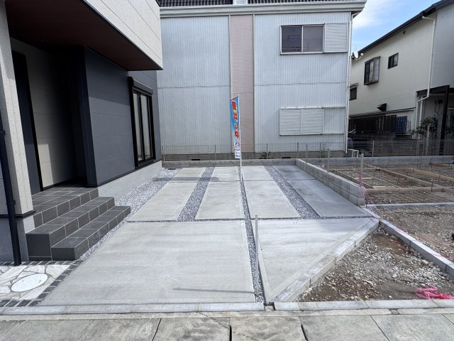 三郷市鷹野４丁目新築戸建【鷹野小学校：9分】の駐車場|2号棟駐車スペース・並列2台駐車可