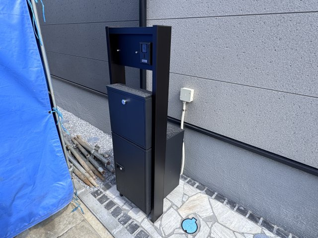 三郷市鷹野４丁目新築戸建【鷹野小学校：9分】の防犯設備|インターホン・宅配ボックス完備