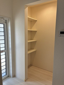 【収納】 | 大津市雄琴5丁目11　新築戸建 | 2026年5月撮影、キッチン横収納