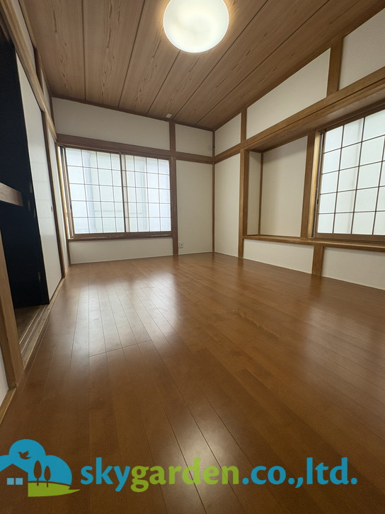 茅ヶ崎市高田　中古戸建　全１棟の寝室|落ち着いた色調の寝室です