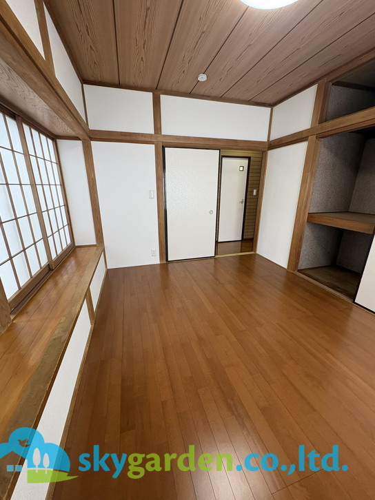 茅ヶ崎市高田　中古戸建　全１棟の寝室|落ち着いた色調の寝室です