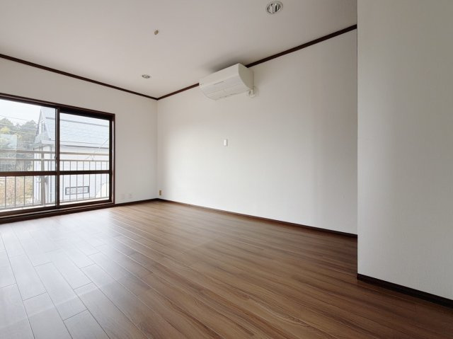 【中古戸建】邑楽郡邑楽町1期の洋室|■洋室｜バルコニーにも出られる2階の一室♪お勉強などに疲れたら気晴らしもできますね♪収納も大容量で、お部屋がいつでもスッキリ片付きます＊。
