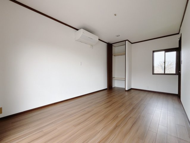 【中古戸建】邑楽郡邑楽町1期の洋室|■洋室｜ナチュラルカラーの床です。模様替えなどとても楽しく工夫できます♪陽当たり、風通しもとても良いので毎日快適な生活スタートです！子供部屋にも良いですね♪