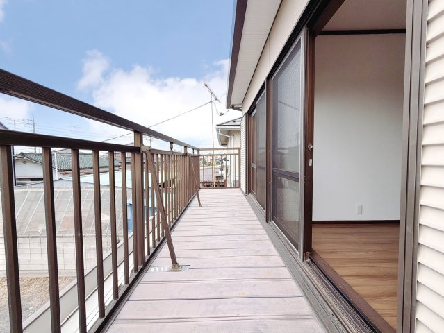【中古戸建】邑楽郡邑楽町1期のバルコニー|■バルコニー｜あたたかな陽のひかりを浴びることのできるバルコニー。お洗濯物やお布団を干せば、家族みんなが気持ちよく暮らすことができます(*^^*)