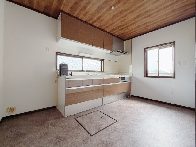 【中古戸建】邑楽郡邑楽町1期のキッチン|■キッチン｜キッチンの部屋が独立している為、お料理時の油の臭いや煙などが隣接するお部屋に充満しにくい造りとなっています♪