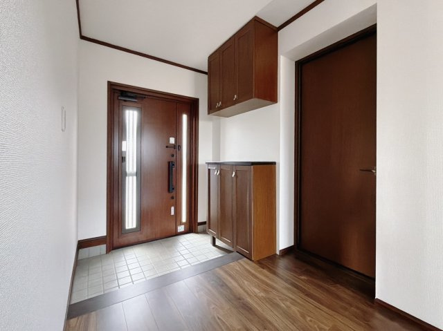 【中古戸建】邑楽郡邑楽町1期の玄関|■玄関｜玄関脇にある小さな物入は靴はもちろん、消臭剤や大切なペットとのお散歩グッズを入れるのにピッタリですね♪