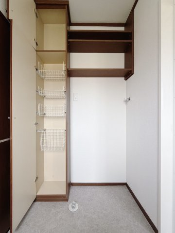 【中古戸建】邑楽郡邑楽町1期の洗面所|■洗面室｜リネンスペースには、タオルやバスタオル・着替えなどが置けるので大変便利です♪買い置きした洗剤もしまえてどんな時も綺麗な状態を保てます♪