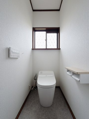 【中古戸建】邑楽郡邑楽町1期のトイレ|■トイレ｜白を基調とした清潔感溢れるトイレになっています。トイレには窓がついていますので常に換気をすることができ清潔を保てます。