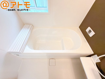【浴室】 | 藤枝市天王町1丁目　新築戸建　A号棟 | お子様やお年寄りが使いやすいだけでなく、半身浴にも便利なベンチタイプの湯舟です。お湯の節約にも！