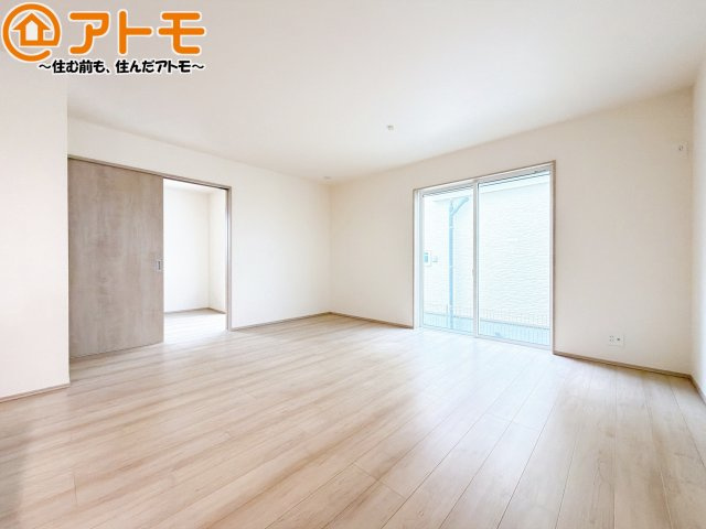 【居間・リビング】 | 藤枝市天王町1丁目　新築戸建　A号棟 | 日当たりのよいリビングは、一年を通してぽかぽかとしています。家族が自然と集まる空間になりそうですね♪