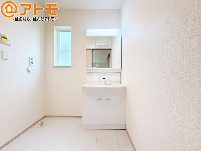 【独立洗面台】 | 藤枝市天王町1丁目　新築戸建　A号棟 | 三面鏡の中は収納になっているため、スッキリとした洗面台を保つことができます♪
